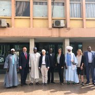 Vor dem Parlament in Mali mit Mitgliedern des Verteidigungsausschusses
