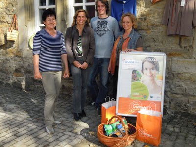 Von links: Renate Heineberg (Mitarbeiterin im Weltladen) Katja Keul, Michael Sommer (Vorstandsmitglied und Kassenwart) und Ursula Biesemeier (Geschäftsführung / Teamleitung)