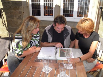 Thomas Knickmeier (Mitte) und Barbara Lohmann (rechts) im Gespräch mit Katja Keul